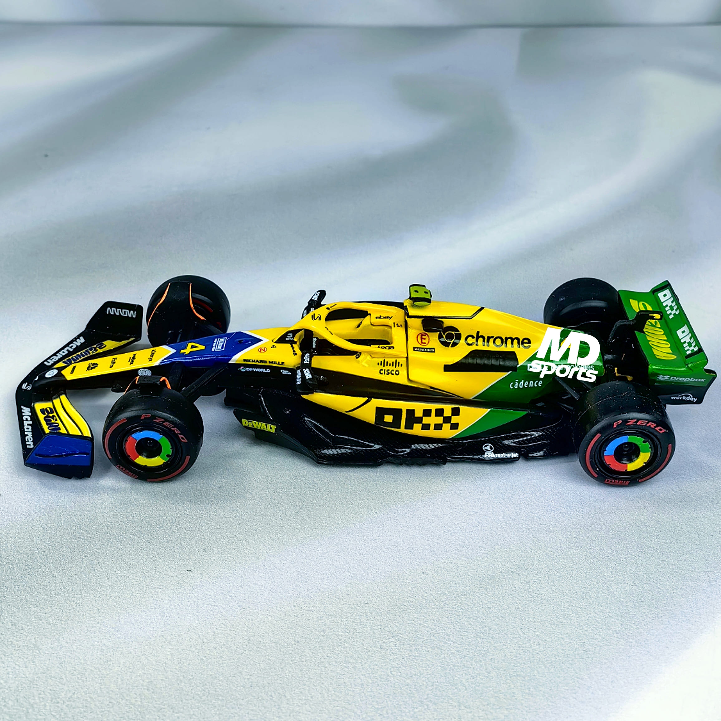Bburago Negro mate/amarillo/verde 1:43 (GP Mónaco) (#4 Lando Norris) McLaren F1 MCL38 (con casco, caja acrílica)