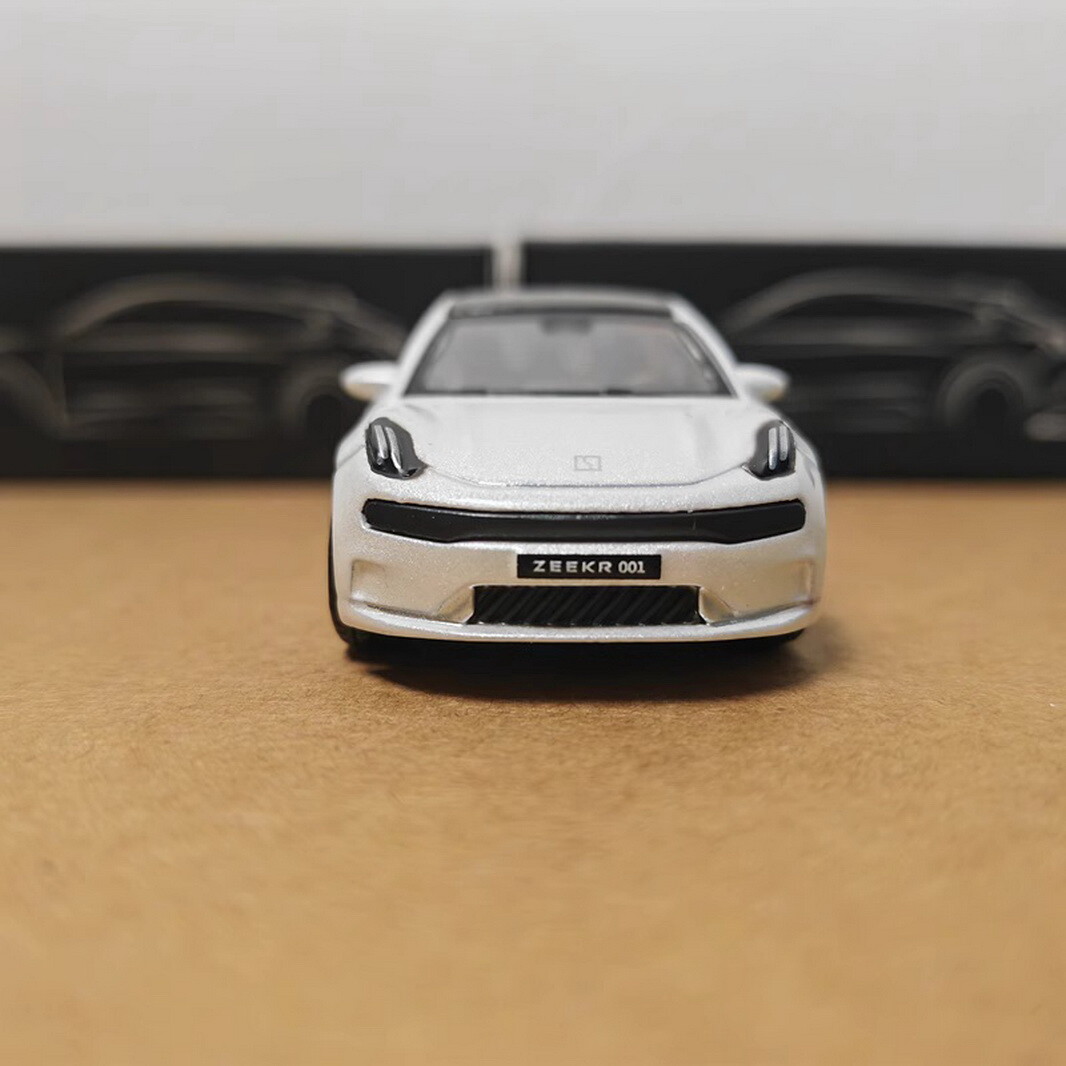 Bburago Zeekr 001 – Blanco
